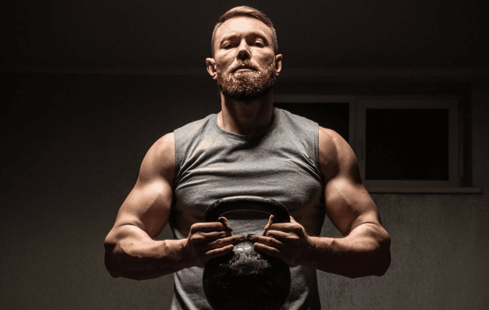 Entrena en casa. Aparece un hombre entrenando con una pesa