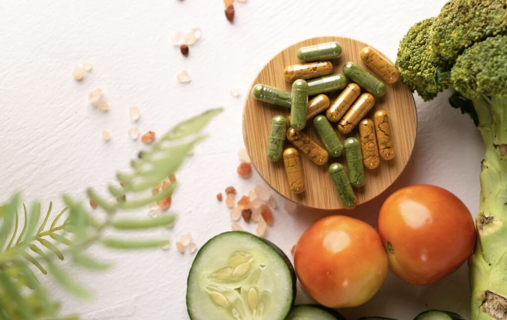 Suplementación deportiva. Aparece una diferentes tipos de suplementacion deportiva con fruta y verduras