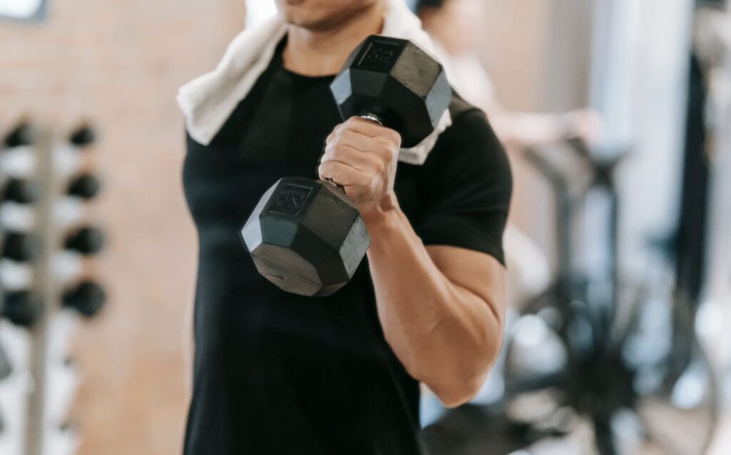 Material fitness. Aparece un hombre haciendo ejercicio.