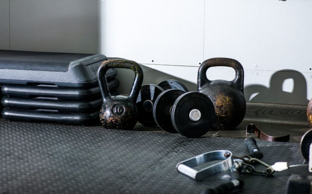 Material fitness. Aparece diferentes materiales para entrenar en un gimnasio.