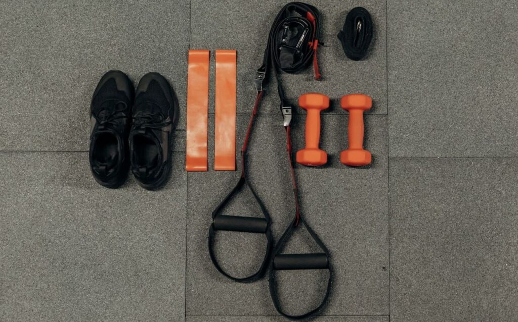 Material fitness. Aparece diferentes materiales para entrenar en un gimnasio.