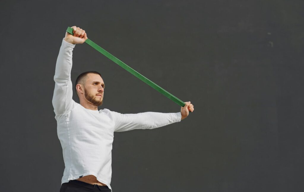 Bandas elásticas Fokky. Aparece un hombre haciendo deporte.