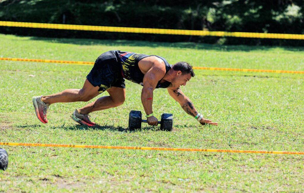 hombre entrenando con mancuernas unycos