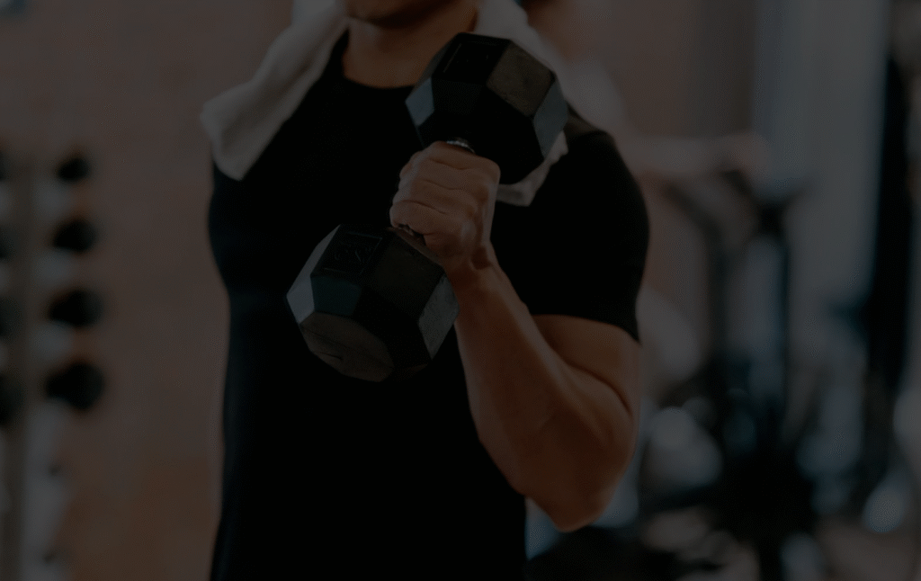 Material fitness. Aparece un hombre haciendo ejercicio.