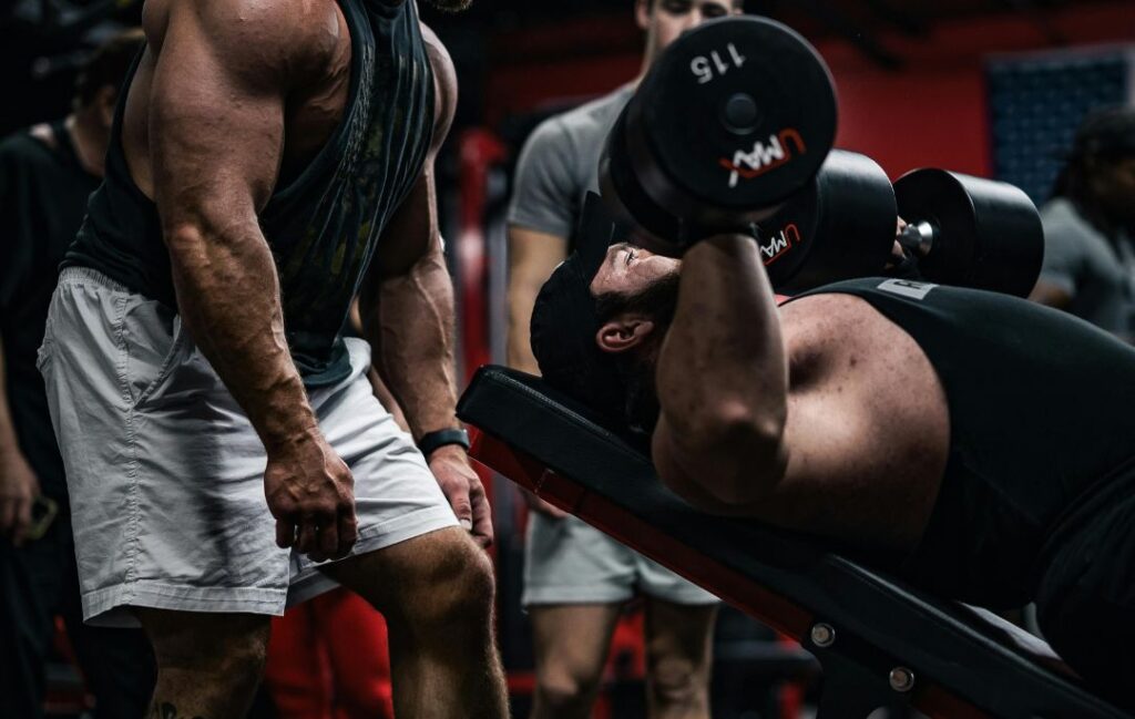 personas entrenando con ropa deportiva de hombre