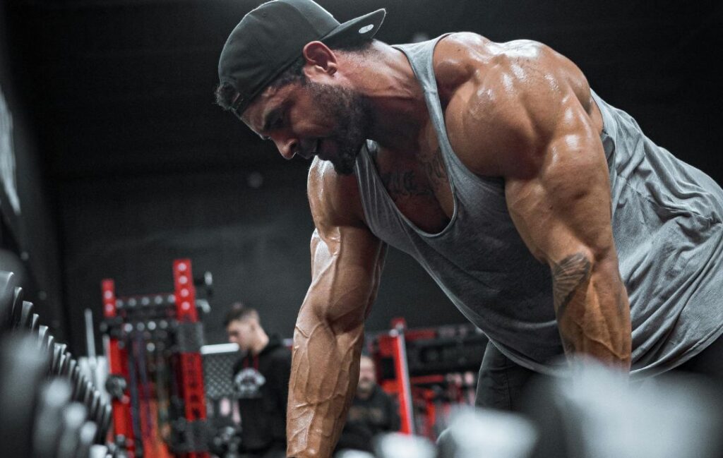 personas realizando un entrenamiento con ropa deportiva de hombre