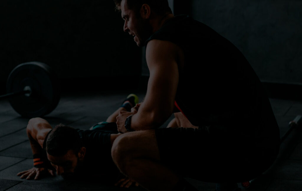hombre entrenando con ropa deportiva de hombre