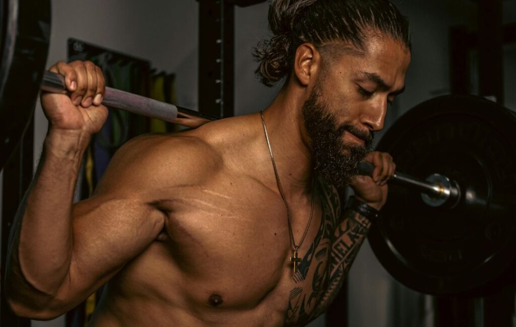 hombre haciendo sentadillas en el gimnasio